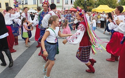 ▲	Koncerty tego festiwalu to barwne widowiska  dla całych rodzin.