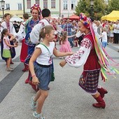 ▲	Koncerty tego festiwalu to barwne widowiska  dla całych rodzin.