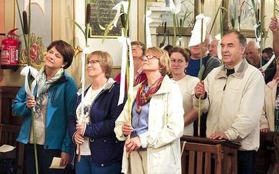 Wszyscy goście jubileuszu otrzymali łodygi tataraku – symbol radości i jedności w bogactwie kultur, jakie przybywają  do domu Matki Rychwałdzkiej.