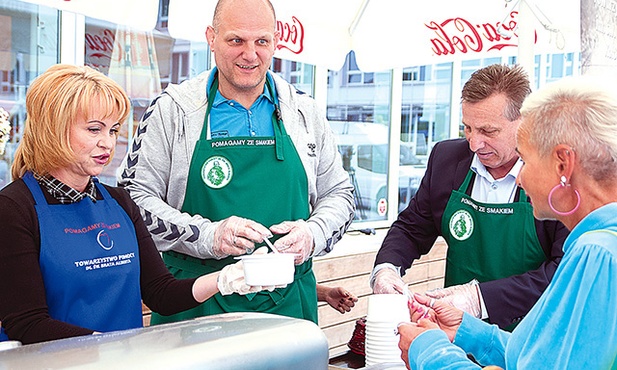 Nie brakowało chętnych na zupę serwowaną przez mistrza olimpijskiego.