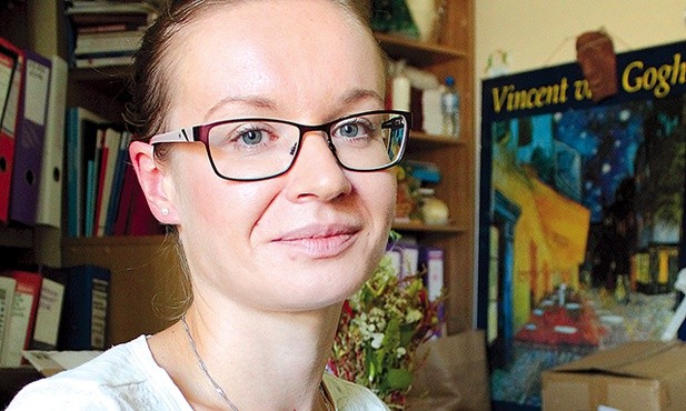 Aleksandra zachęca osoby starsze, by dzwoniły do Caritas w Olsztynie i zgłaszały chęć uczestnictwa  w programie „Kultura dla każdego”.