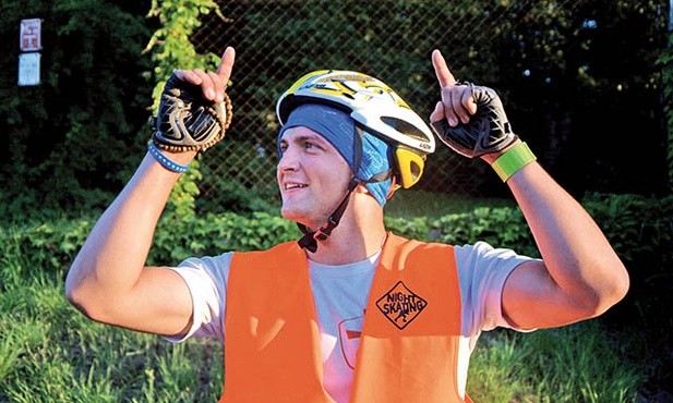 ▲	Diakon Mateusz na finiszu drogi, po przejechaniu 110 km na rolkach.