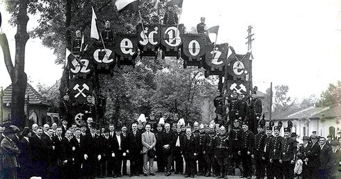Brama tryumfalna w formie łuku ze sprzężonych wagoników kopalnianych, wystawiona przez pracowników kopalni „Bielszowice” 12 czerwca 1927 roku na cześć biskupa katowickiego Arkadiusza Lisieckiego.