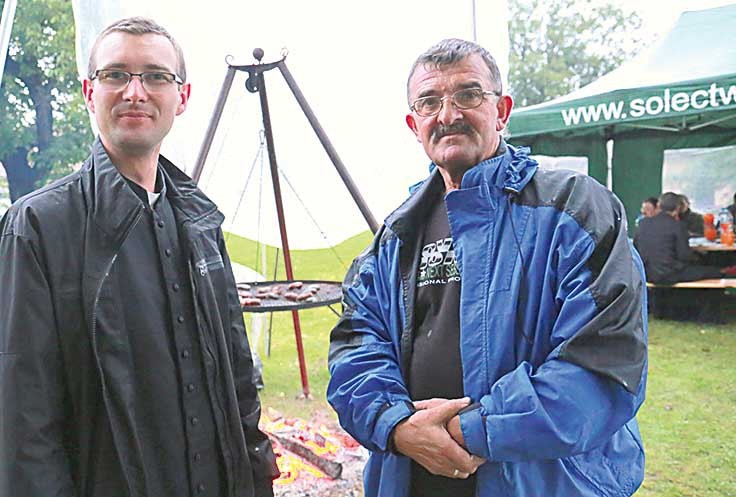 Mimo deszczu mityng zakończył się wspólnym grillem. Na zdjęciu ks. Roman Marek i Wacław Lech.