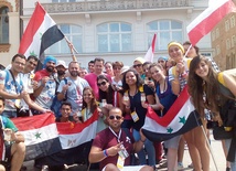 Młodzież z Syrii na ŚDM w Krakowie. Pierwsza z prawej Rita Basmajian, pierwszy z lewej, w zielonej bluzce – Cesar.