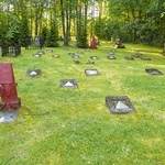 „Cmentarz z pepeszą” nazwany tak od charakterystycznego pomnika.