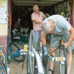 Waldemar Malinowski ma wypożyczalnię kajaków i rowerów.