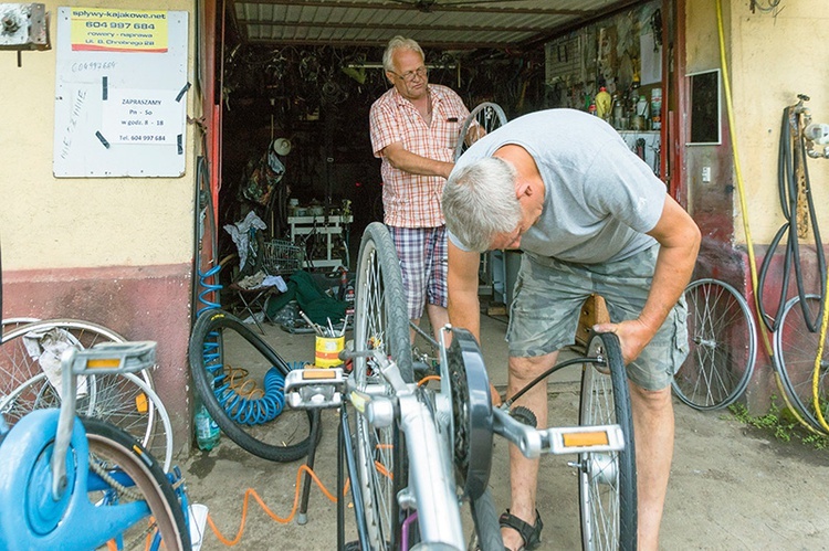 Waldemar Malinowski ma wypożyczalnię kajaków i rowerów.