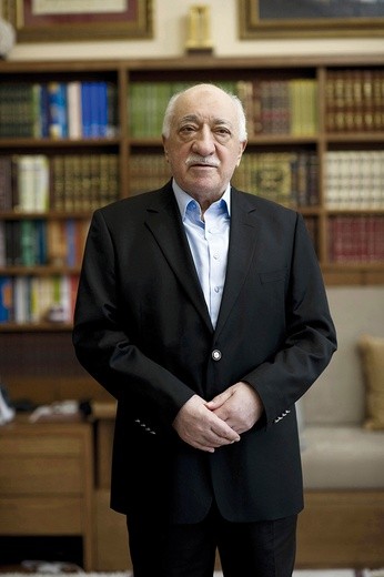 Fethullah Gülen mieszka  na dobrowolnej emigracji w USA. Ma jednak ogromne wpływy i zwolenników w Turcji.