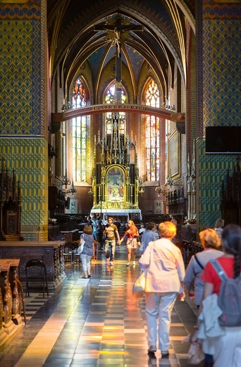 Pawie pióra na ścianach nawy miękkim kobiercem otulają gotyckie mury.