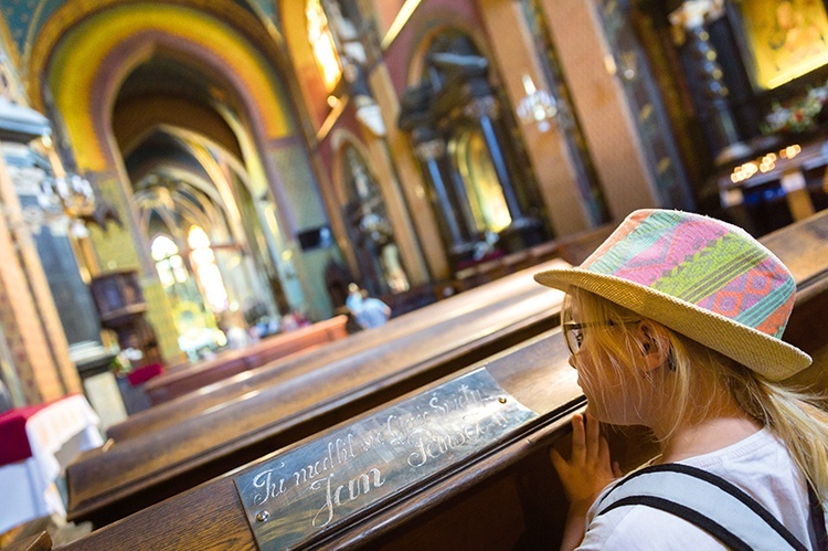 Biskup Karol Wojtyła zaglądał tu rano i odmawiał brewiarz. Siedział wówczas właśnie w tej ławeczce.