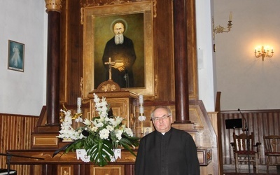 Proboszcz ks. Bogdan Piwko przy ołtarzu patrona parafii św. Maksymiliana Kolbe