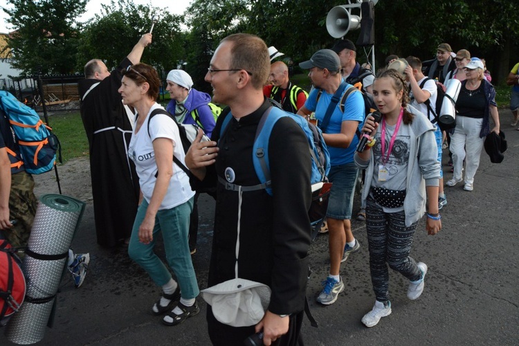 W Zawadzkiem pielgrzymi witani kwiatami