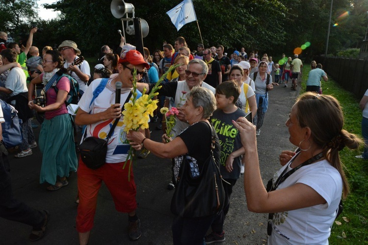 W Zawadzkiem pielgrzymi witani kwiatami