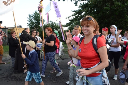 W Zawadzkiem pielgrzymi witani kwiatami