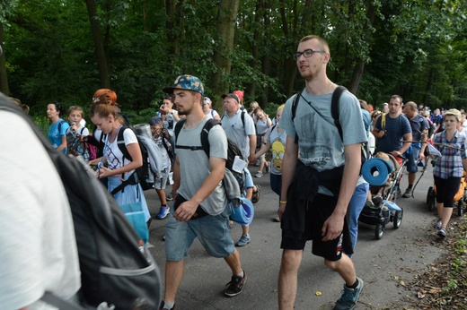 W Zawadzkiem pielgrzymi witani kwiatami