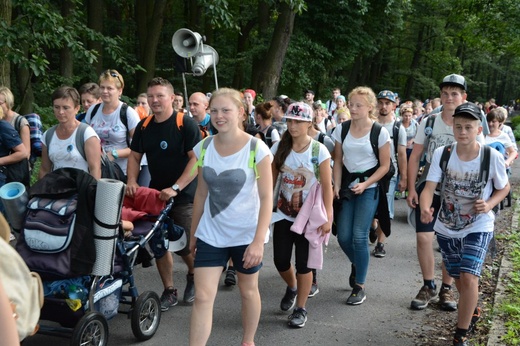W Zawadzkiem pielgrzymi witani kwiatami