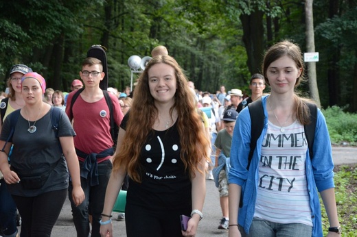 W Zawadzkiem pielgrzymi witani kwiatami