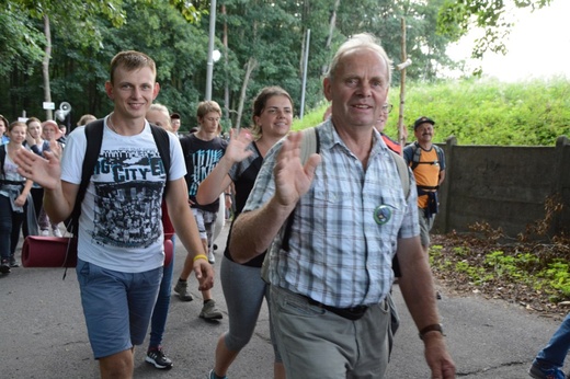 W Zawadzkiem pielgrzymi witani kwiatami