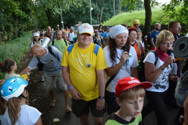 W Zawadzkiem pielgrzymi witani kwiatami