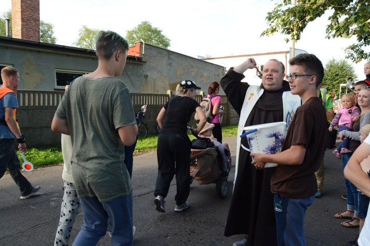 W Zawadzkiem pielgrzymi witani kwiatami