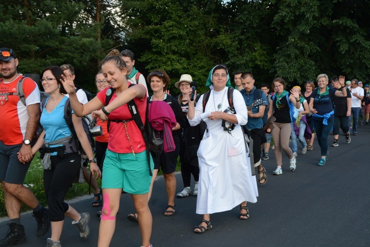 W Zawadzkiem pielgrzymi witani kwiatami