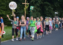 W Zawadzkiem pielgrzymi witani kwiatami