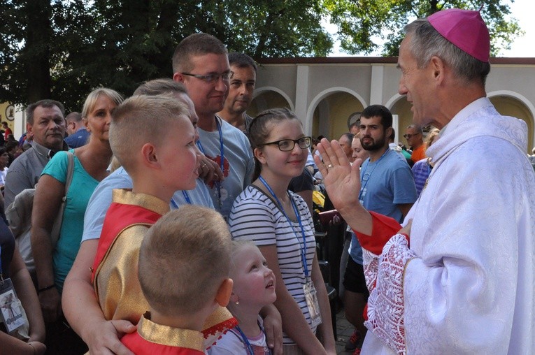 Bp Salaterski błogosławi wielodzietną rodzinę w Okulicach