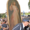 Strażacy wnoszą obraz Pana Jezusa do kościoła w Łapczycy
