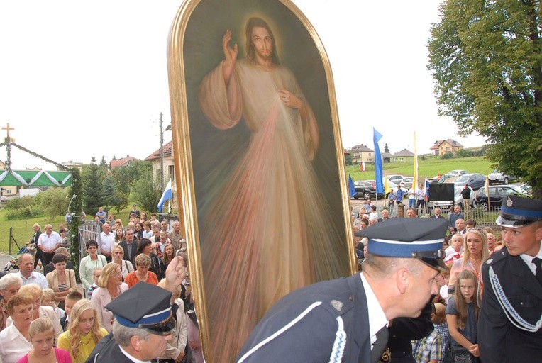 Strażacy wnoszą obraz Pana Jezusa do kościoła w Łapczycy