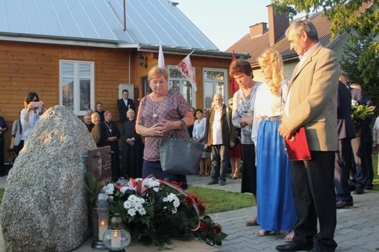 Kwiaty pod obeliskiem upamiętniajacym ks. Romana Kotlarza złozyli przedstawiciele rodziny księdza