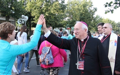 Bp Andrzej F. Dziuba przybija z pielgrzymami pożegnalne piątki