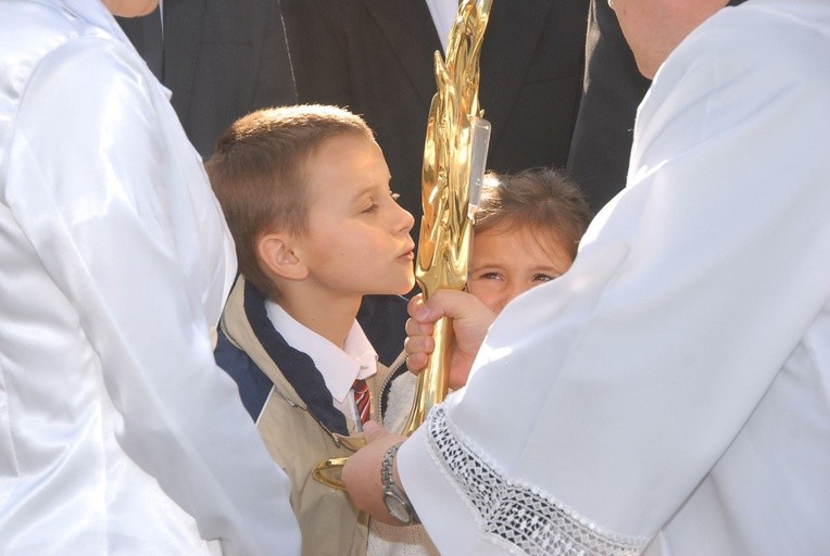 Dzieci całują relikwie św. s. Faustyny