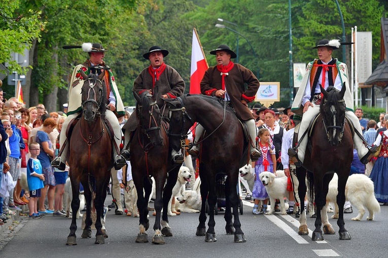 Folklor świata pod Giewontem - korowód przez miasto