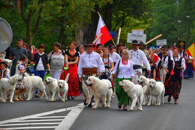 Folklor świata pod Giewontem - korowód przez miasto