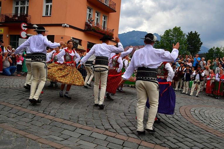 Folklor świata pod Giewontem - korowód przez miasto