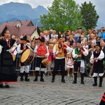 Folklor świata pod Giewontem - korowód przez miasto