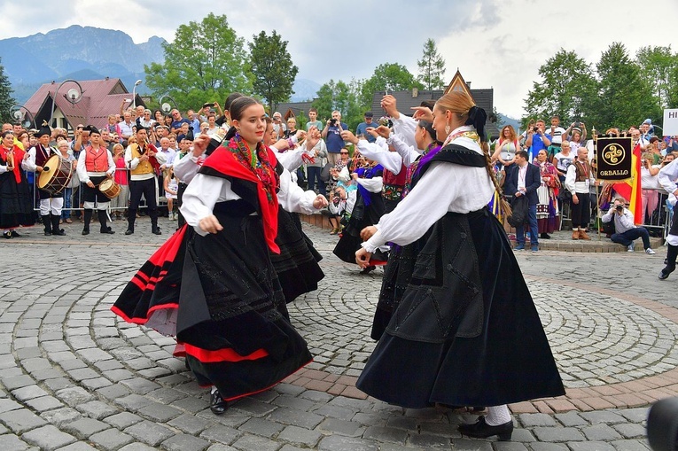 Folklor świata pod Giewontem - korowód przez miasto