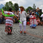 Folklor świata pod Giewontem - korowód przez miasto