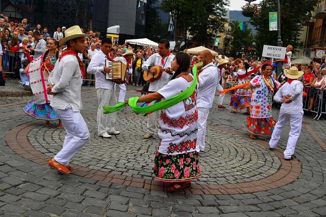 Folklor świata pod Giewontem - korowód przez miasto