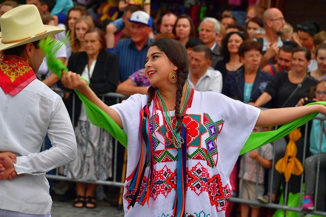 Folklor świata pod Giewontem - korowód przez miasto