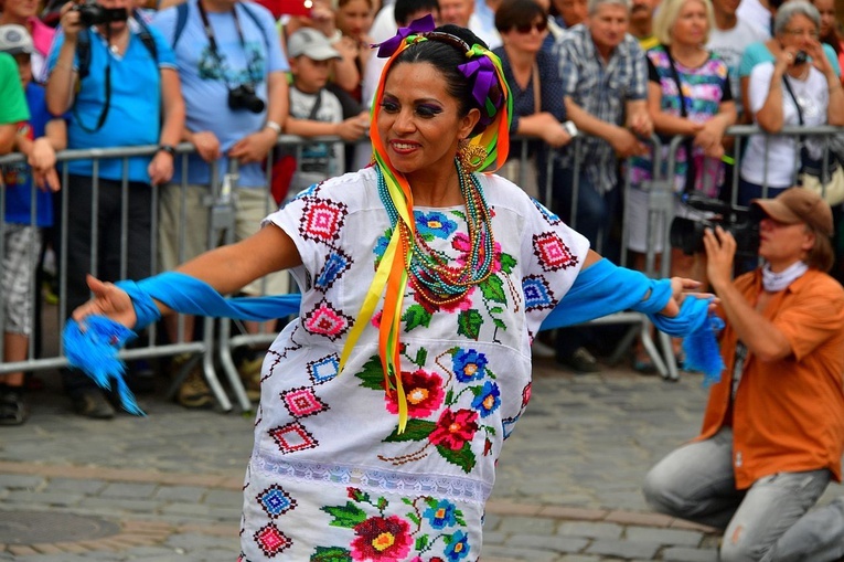 Folklor świata pod Giewontem - korowód przez miasto