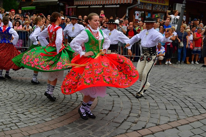 Folklor świata pod Giewontem - korowód przez miasto