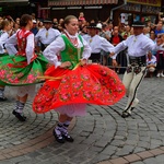 Folklor świata pod Giewontem - korowód przez miasto