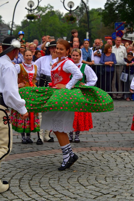 Folklor świata pod Giewontem - korowód przez miasto