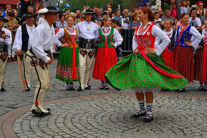 Folklor świata pod Giewontem - korowód przez miasto