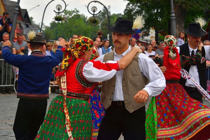 Folklor świata pod Giewontem - korowód przez miasto