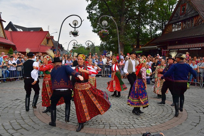 Folklor świata pod Giewontem - korowód przez miasto