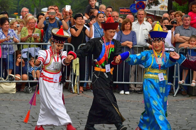 Folklor świata pod Giewontem - korowód przez miasto