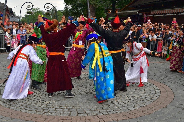 Folklor świata pod Giewontem - korowód przez miasto